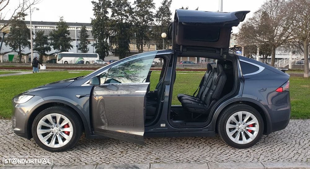 Tesla Model X - 16