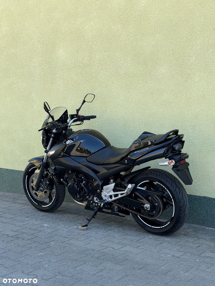 Suzuki GSR - 19