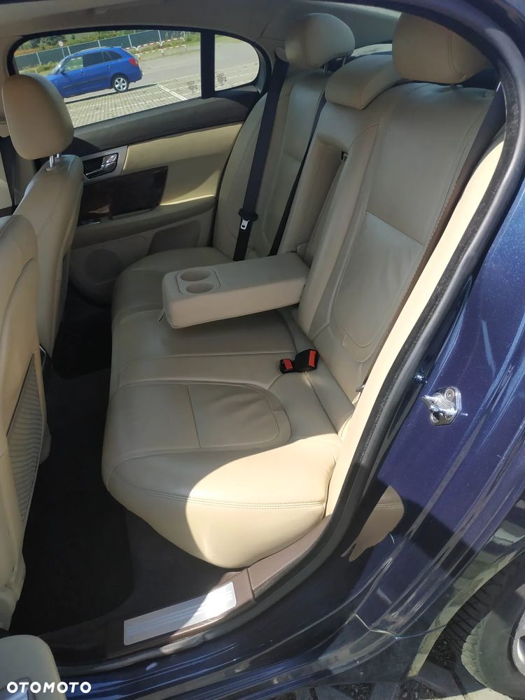 Jaguar XF 3.0 V6 D Luxury - 11