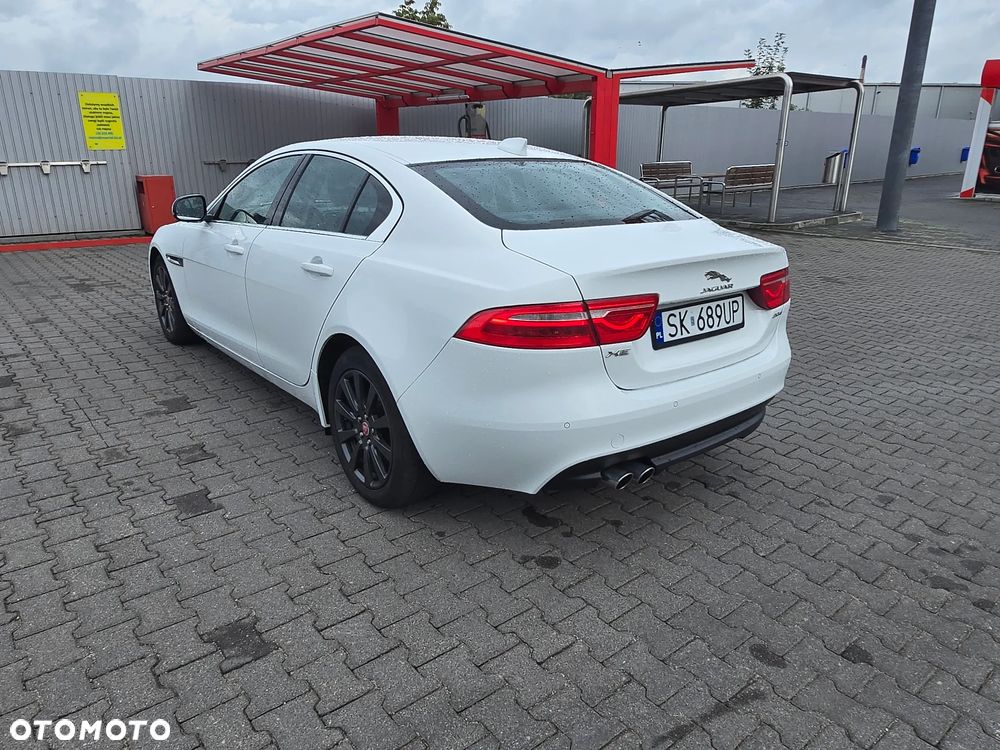 Jaguar XE 2.0 D AWD Prestige - 4