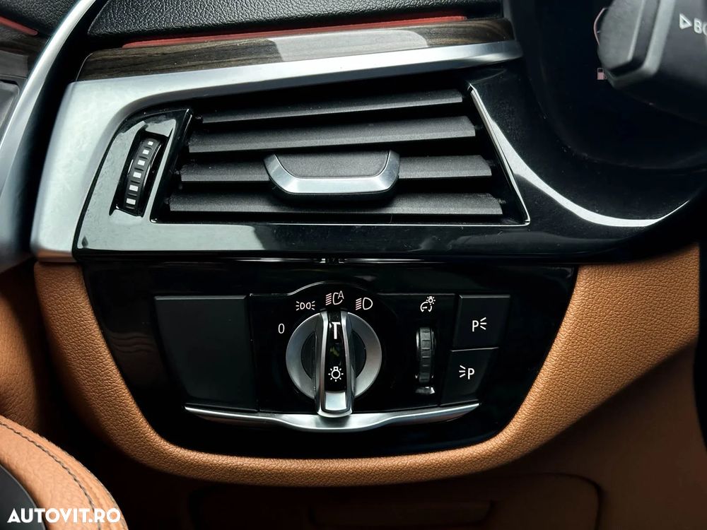 BMW Seria 5 530i xDrive AT - 12