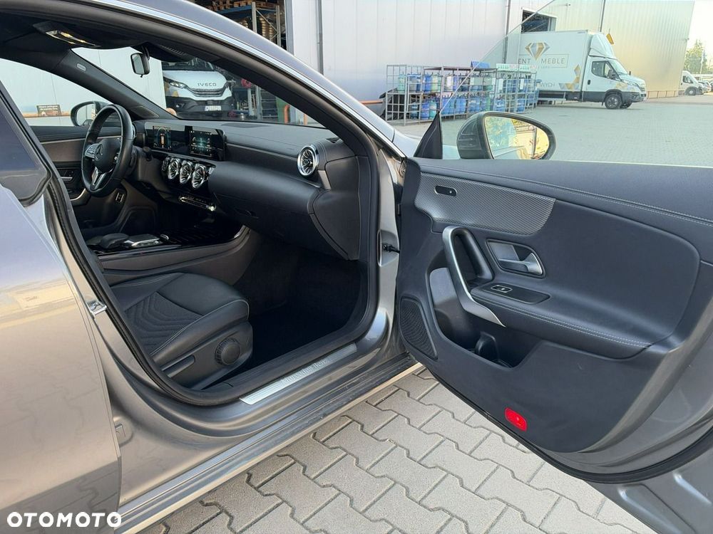 Mercedes-Benz CLA 180 7G-DCT - 19