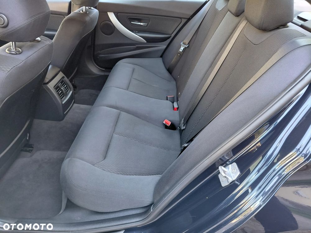 BMW Seria 3 318d Luxury Line EU6 - 11