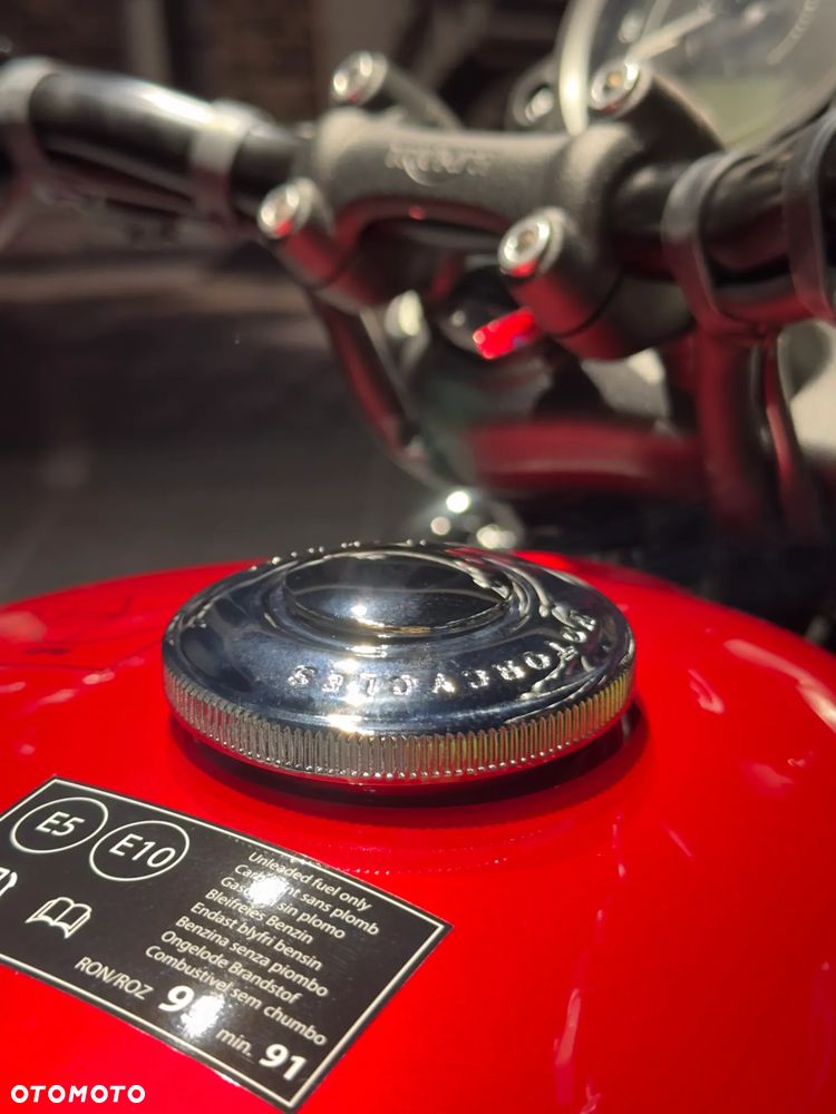 Triumph Bonneville Bobber - 10