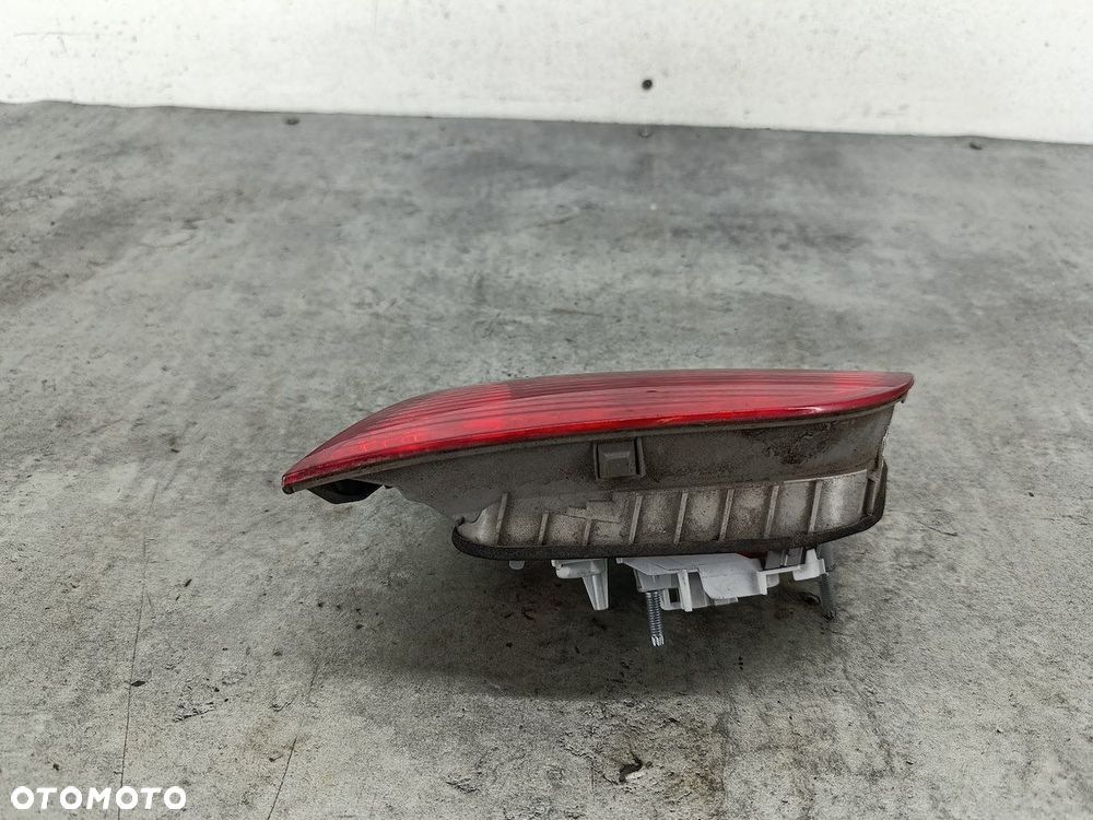 LAMPA TYLNA PRAWA W KLAPE AUDI A4 B7 8E9945094 484502  ZB 2.0 20V - 7