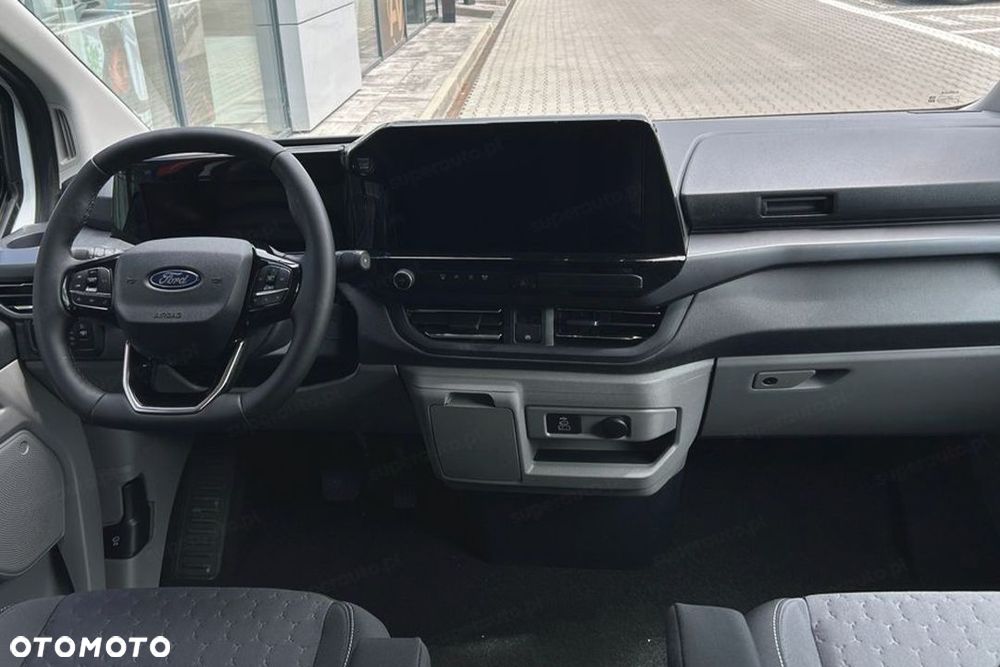 Ford Tourneo Custom - 13