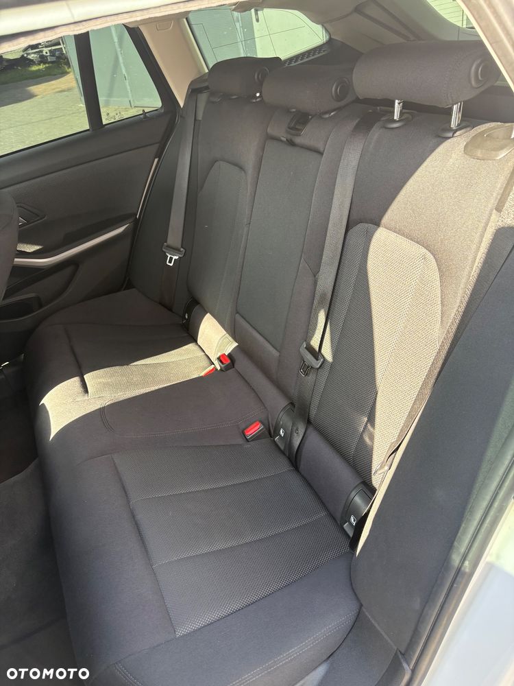 BMW Seria 3 316d mHEV - 19