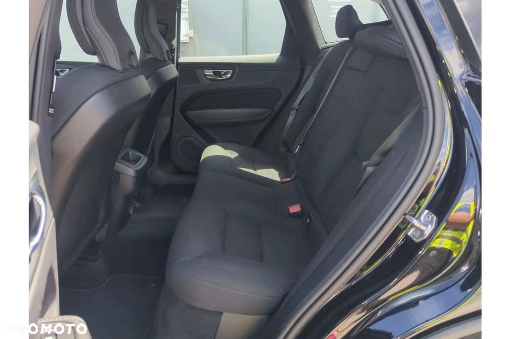Volvo XC 60 B4 D AWD Momentum Pro - 8