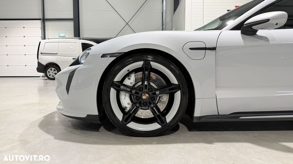 Porsche Taycan Turbo - 18