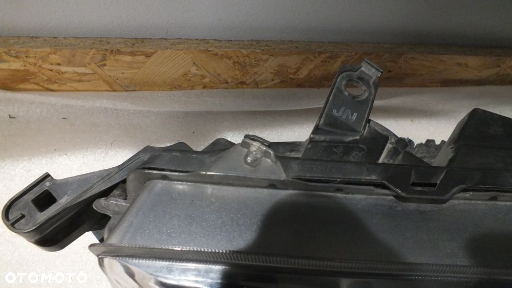 Lampa przednia lewa Toyota Hilux VIII Lift zwykła - 3
