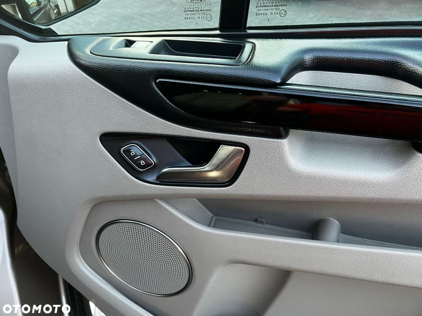 Ford Tourneo Custom - 25