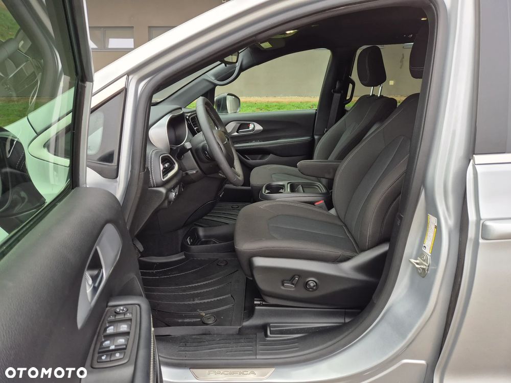 Chrysler Pacifica - 12