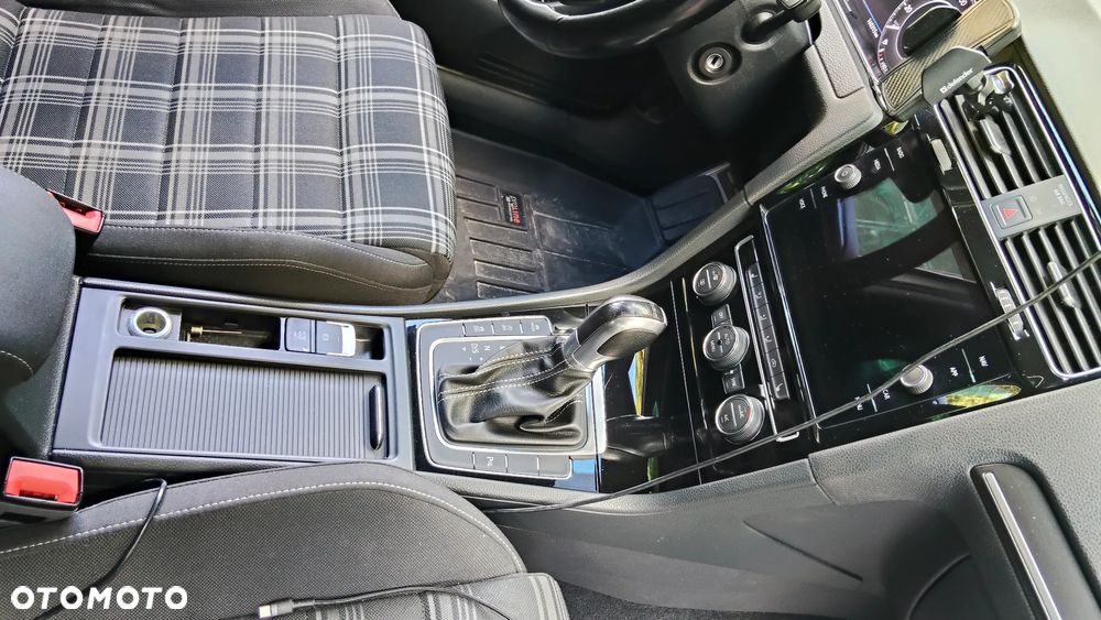 Volkswagen Golf - 8