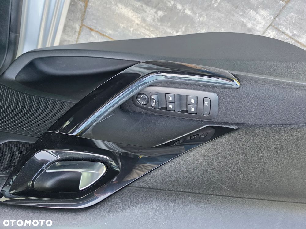 Peugeot 208 - 13