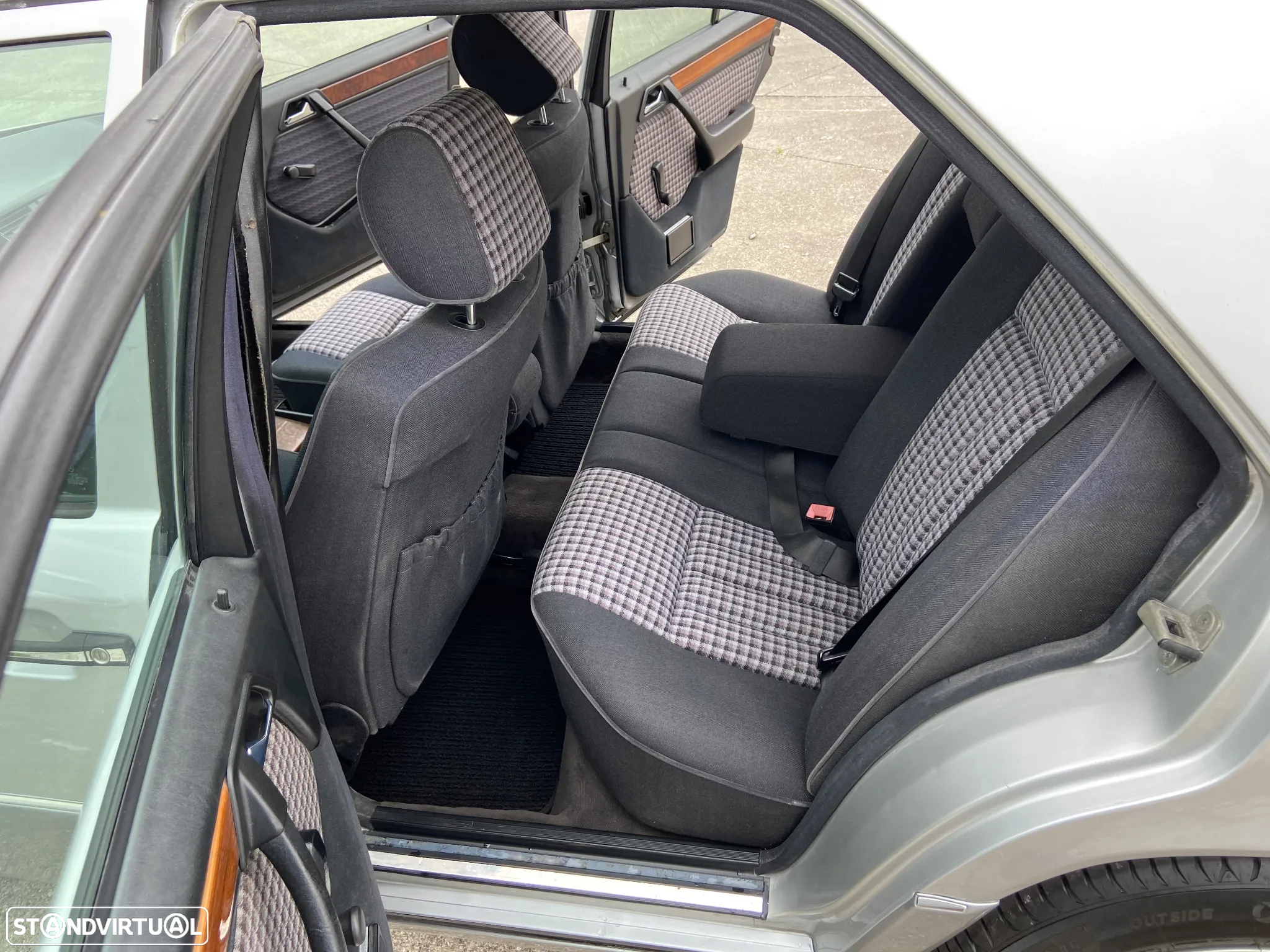 Mercedes-Benz 250 D - 11