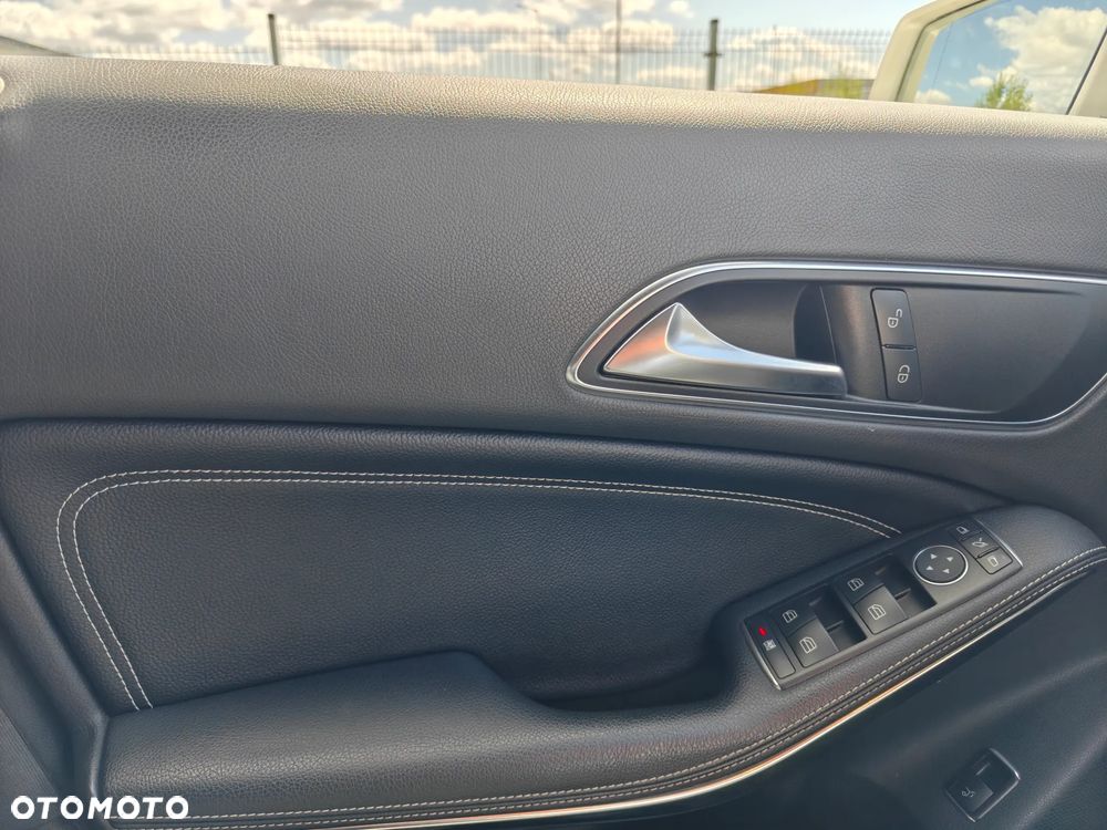 Mercedes-Benz CLA 180 7G-DCT UrbanStyle Edition - 19