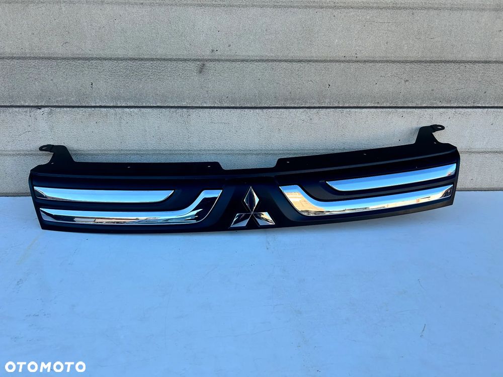 MITSUBISHI OUTLANDER III 3 ATRAPA GRILL CHROM EMBLEMAT 4B45X 7405A743