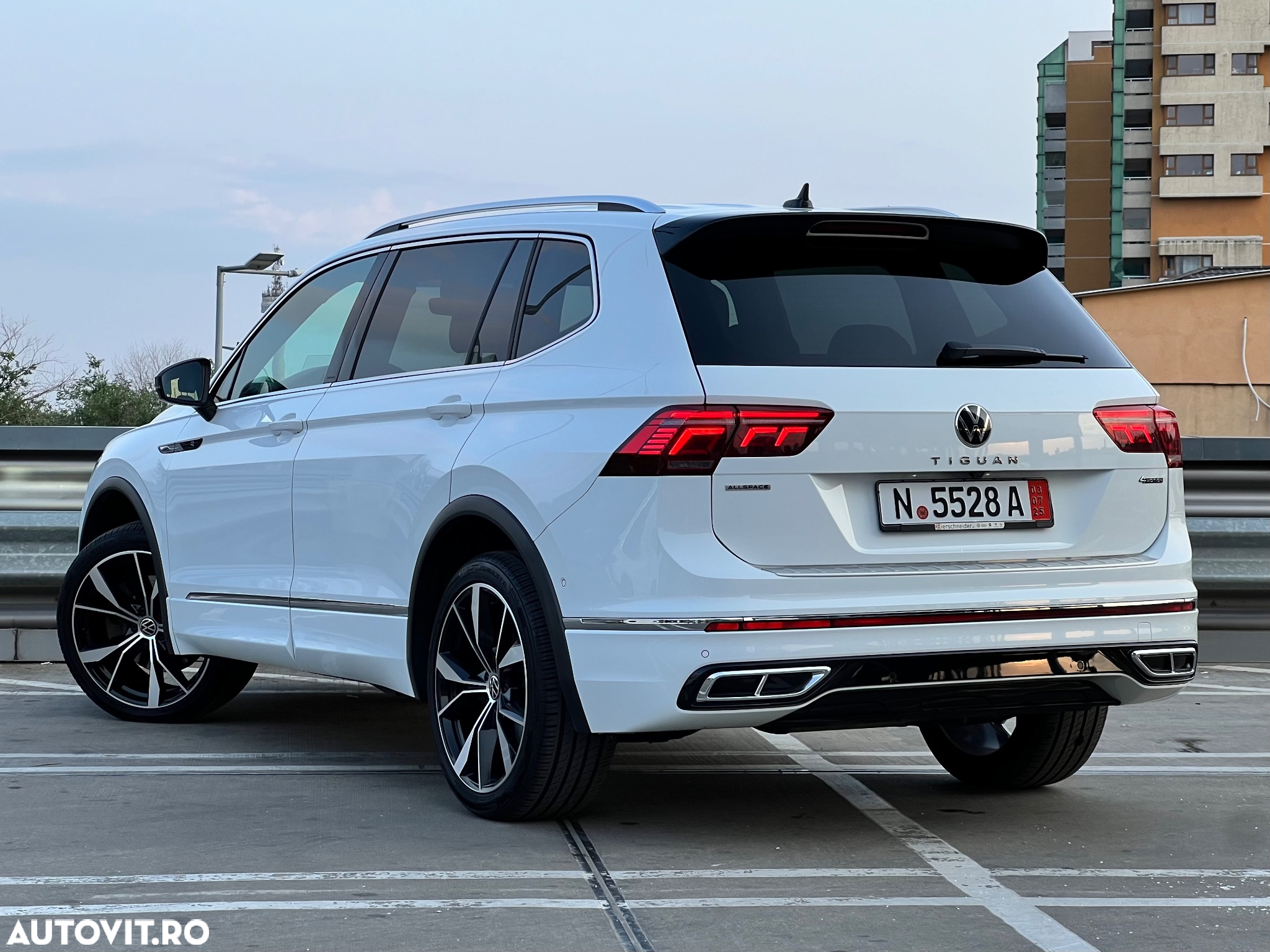 Volkswagen Tiguan Allspace 2.0 TDI 4Mot DSG R-Line - 4