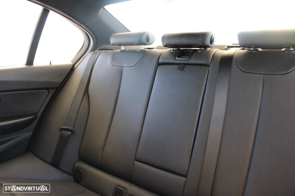 BMW 318 d Pack M - 24