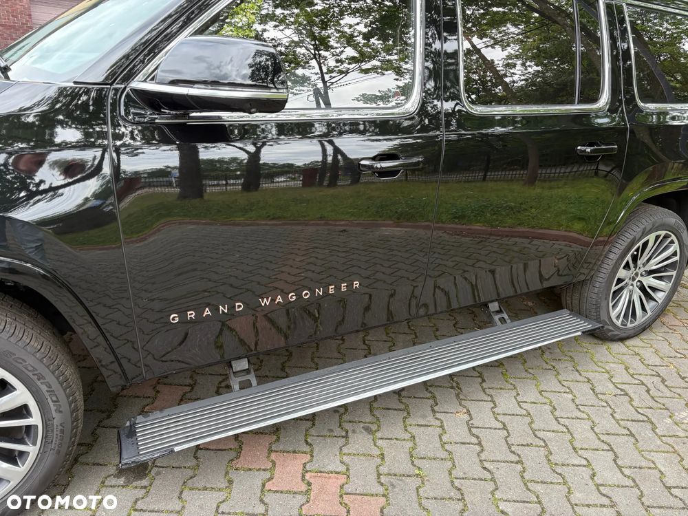 Jeep Grand Wagoneer - 35