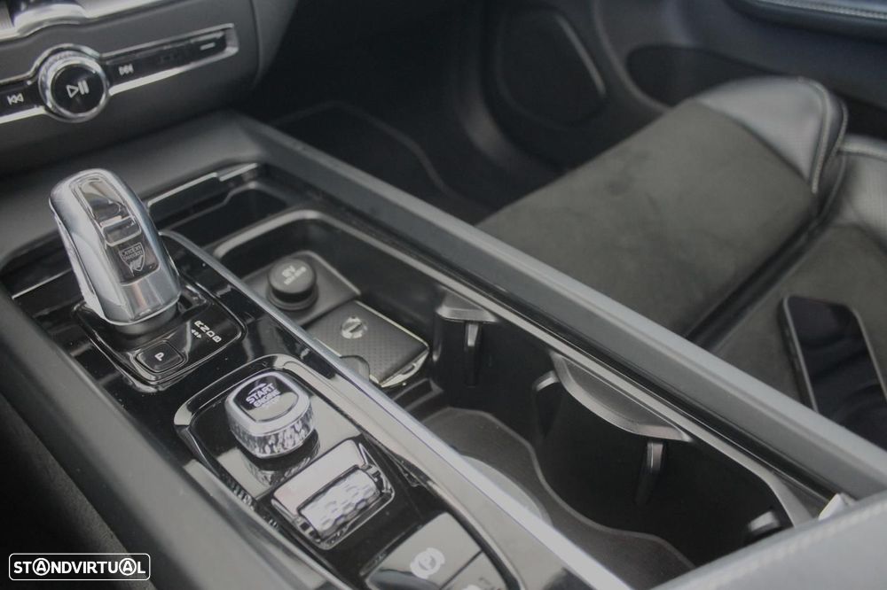 Volvo XC 60 2.0 T8 PHEV R-Design AWD - 32