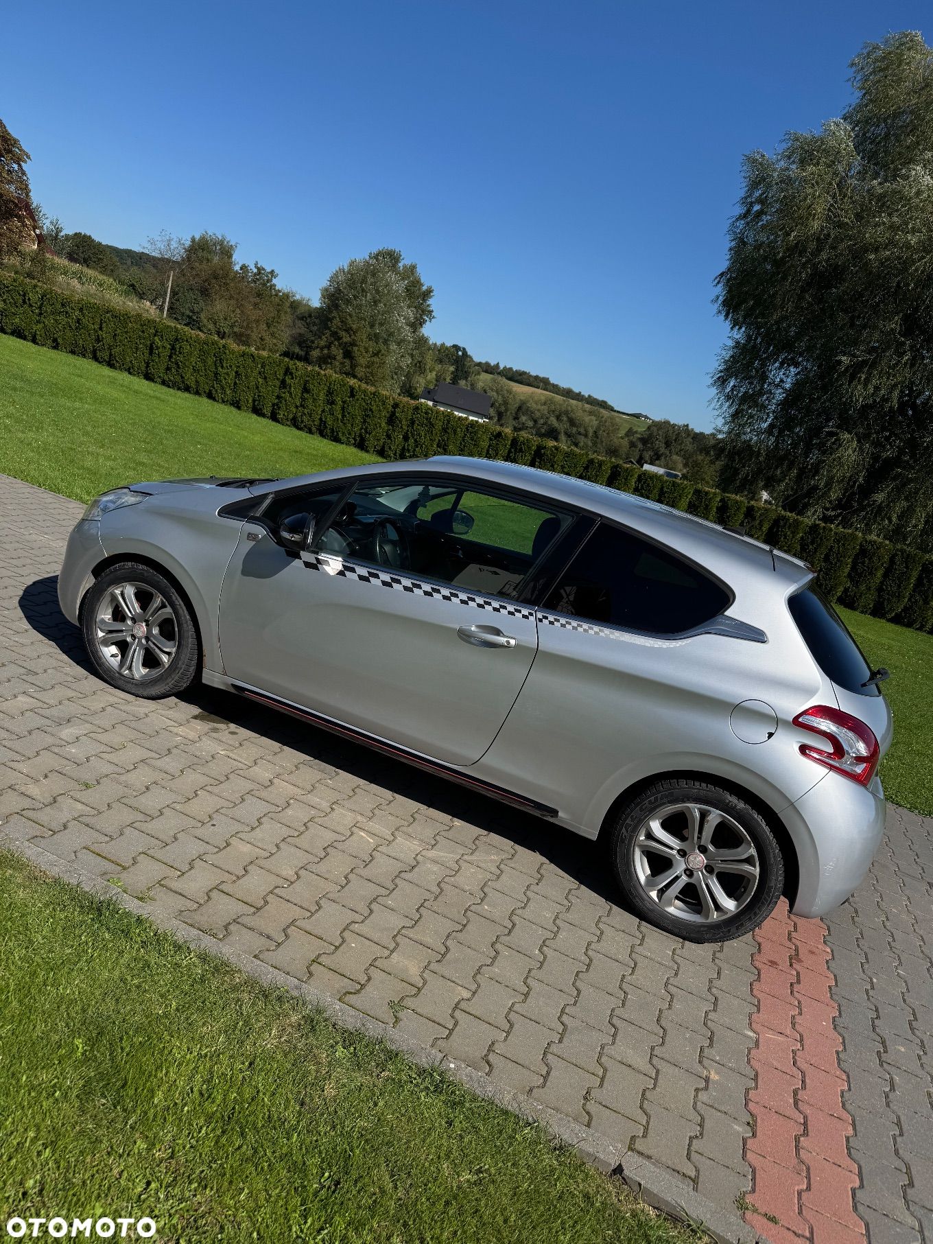 Peugeot 208 - 1