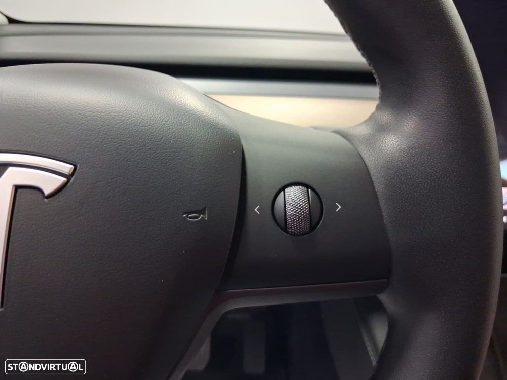 Tesla Model Y - 17