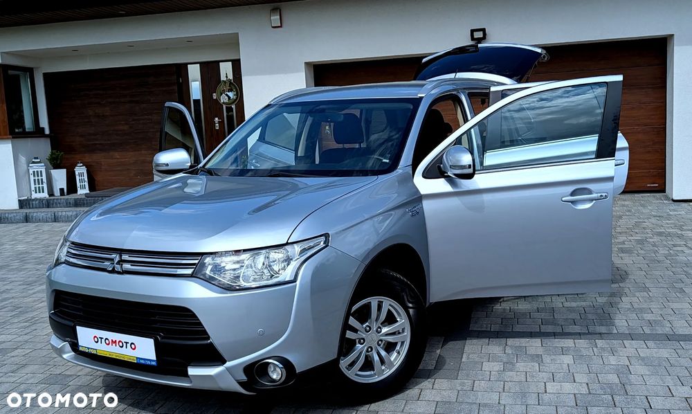Mitsubishi Outlander Instyle NAVI + - 24