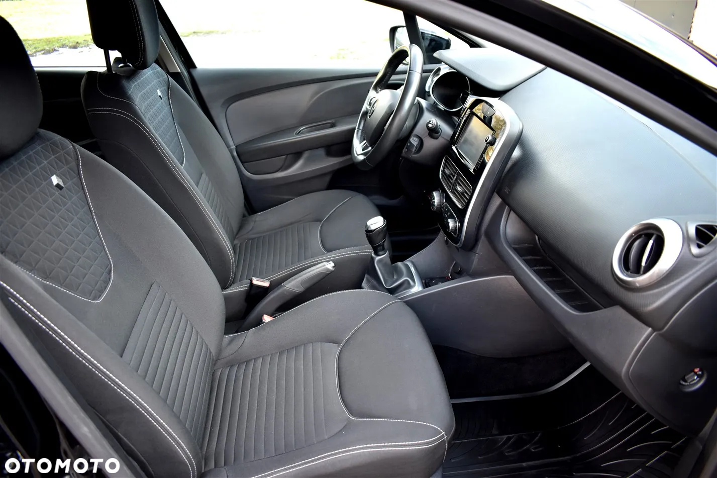 Renault Clio 1.2 16V Limited EU6 - 24