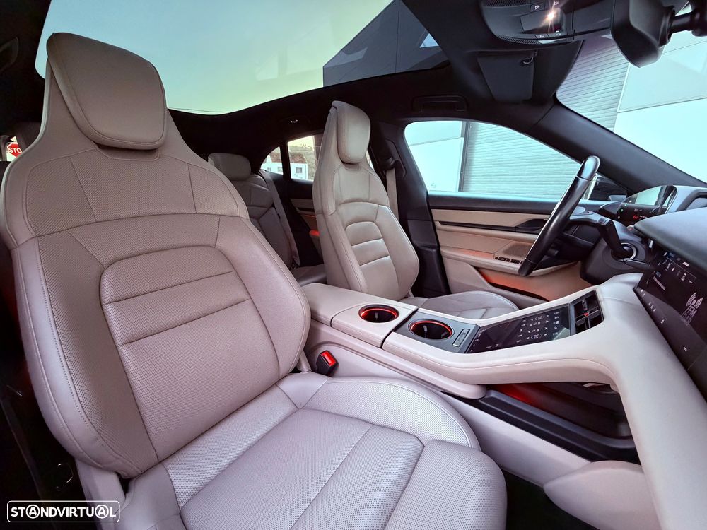 Porsche Taycan Cross Turismo 4 - 22