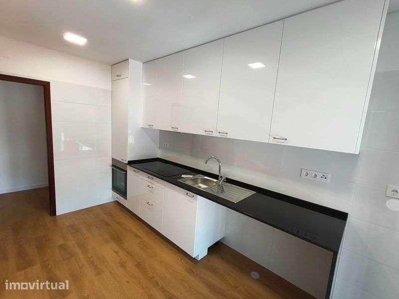 Apartamento T2 remodelado com 1 lugar de parqueamento - Grande imagem: 2/11