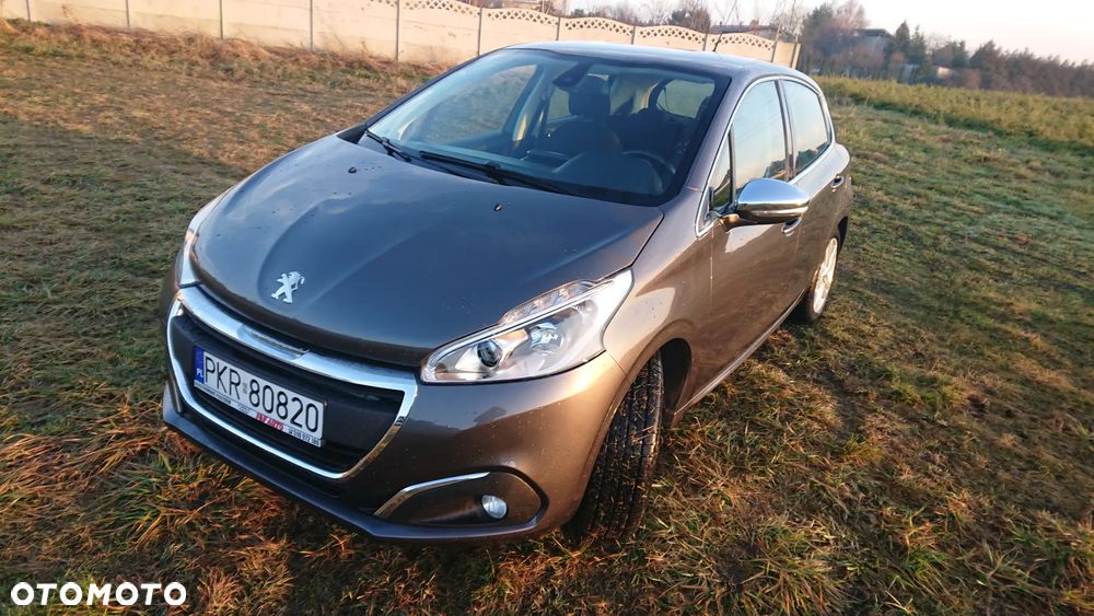 Peugeot 208 - 8