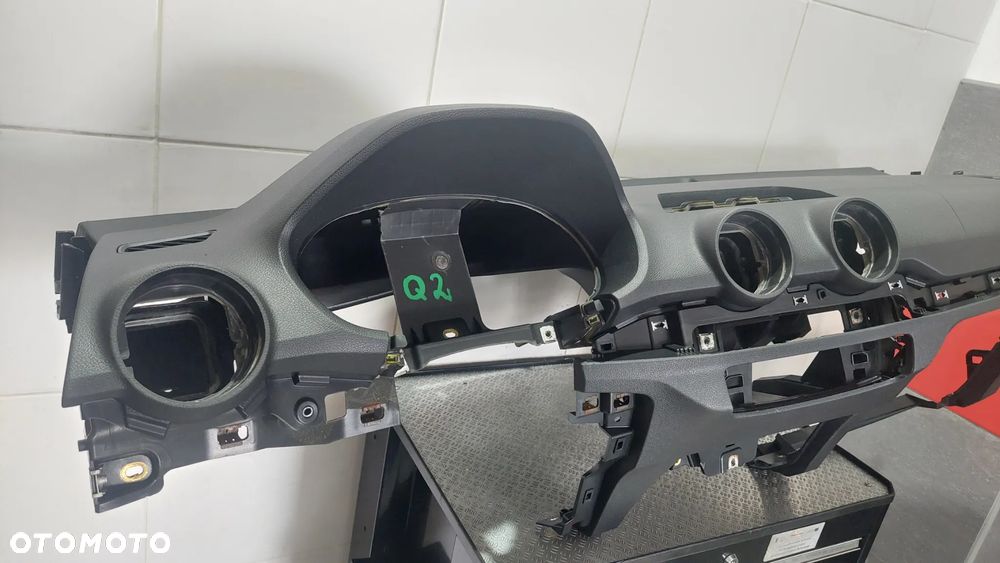 DESKA ROZDZIELCZA KOKPIT AUDI Q2 R2018 USZKODZONA - WIDAĆ NA ZAŁĄCZONYCH ZDJĘCIACH - 2