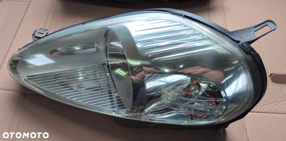Grande Punto lampa przednia LEWA Valeo stan bdb bez uszkodzeń mocowania OK ! Europa 06-12r Fiat - 2