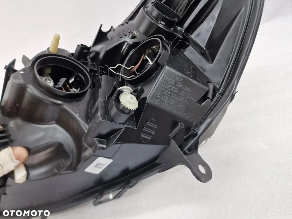 RENAULT CLIO IV LIFT 16- PRAWA LAMPA PRZEDNIA PRZÓD , NR 260100653R , NR AUKCJI LA56 - 13