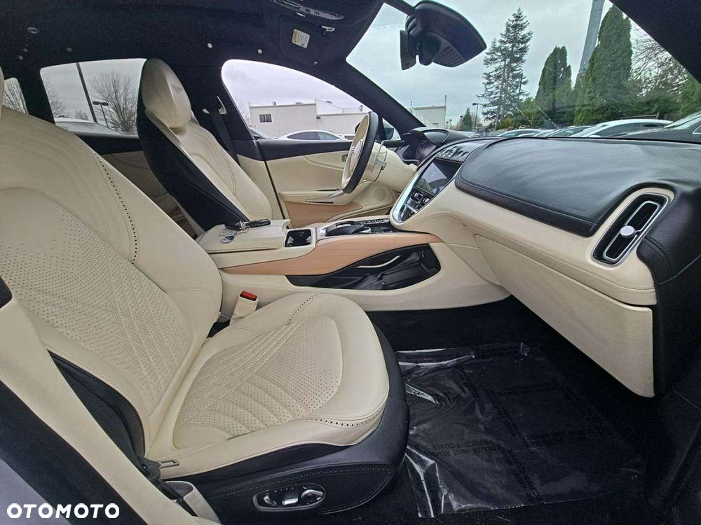 Aston Martin DBX - 6