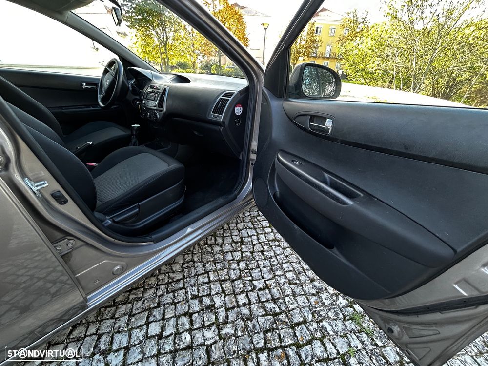 Hyundai i20 1.1 CRDi Urban - 28