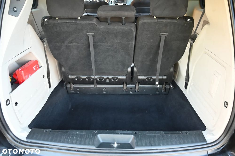 Chrysler Town & Country - 35