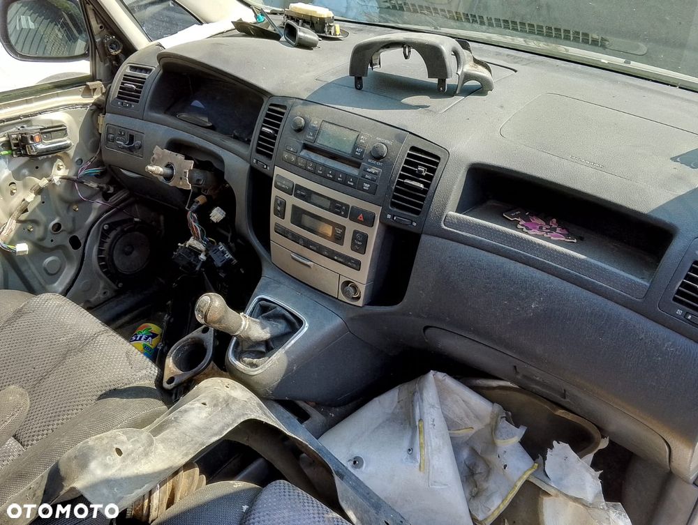 Toyota Corolla Verso I (02-04r.) 2.0 D-4D 89KM. Silnik 1CD-FTV Skrzynia  E351 lakier1D9 – Silver Graphite. Cały na części GWARANCJA !!!  Przód Tył Zestaw Komplet Drzwi Klapa Zderzak Błotnik Maska Grill Atrapa Szyba Pas Lampa Lusterko Boczki Fotel Kanapa Kokpit Deska Rozdzielcza Przełącznik Włącznik Sterownik Przewody Wiązka Instalacja Moduł Komputer Czujnik Listwa Pompa Alternator Wtryski Głowica Rozrusznik Kompresor Sprzęgło Dwumas Silnik Skrzynia ABS Klimatyzacji Paliwa Wspomagania Kolektor Turbina Przepustnica Zawór Chłodnica Koło Hak Belka Sanki Zawieszenie Mcpherson Półoś Amortyzator Wydech Tłumik Zacisk Most - 8