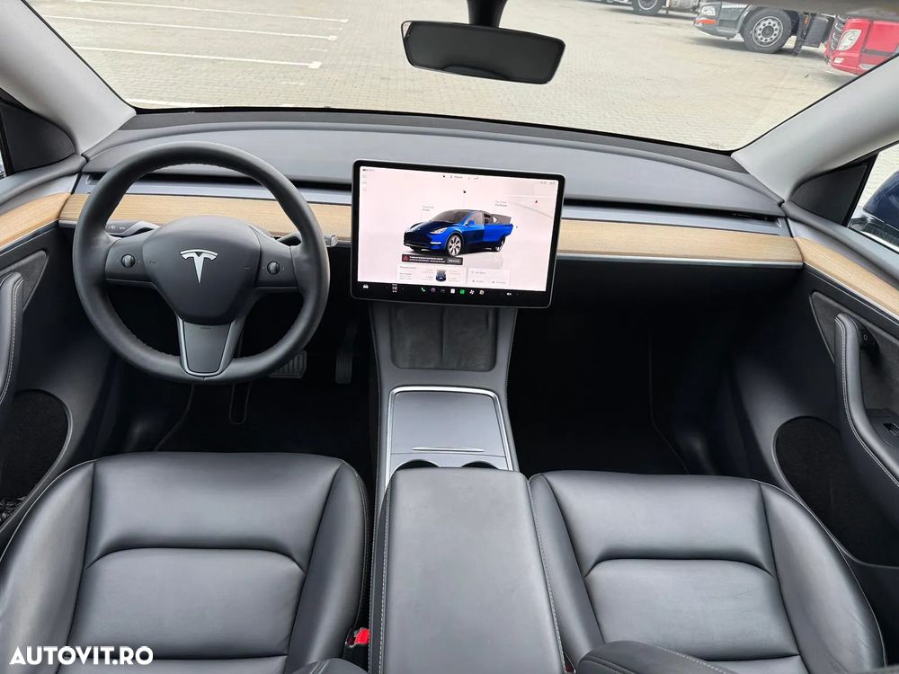 Tesla Model Y - 10