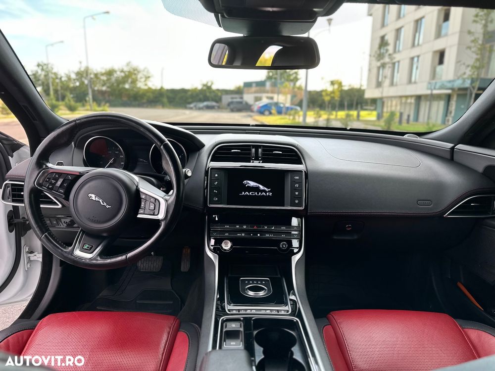 Jaguar XE 2.0 AWD R-Sport - 8