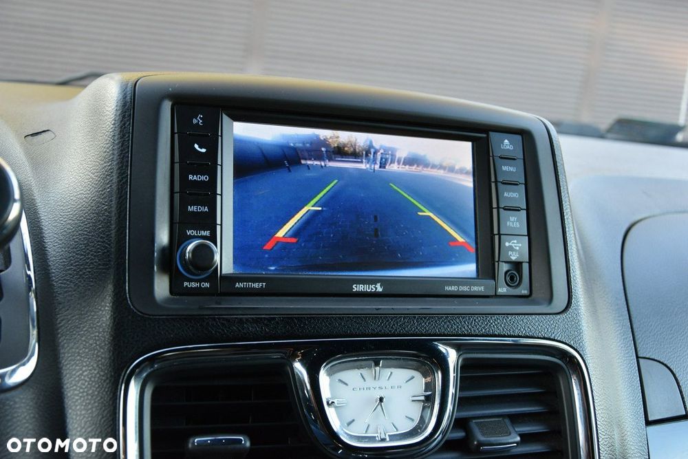 Chrysler Town & Country - 10