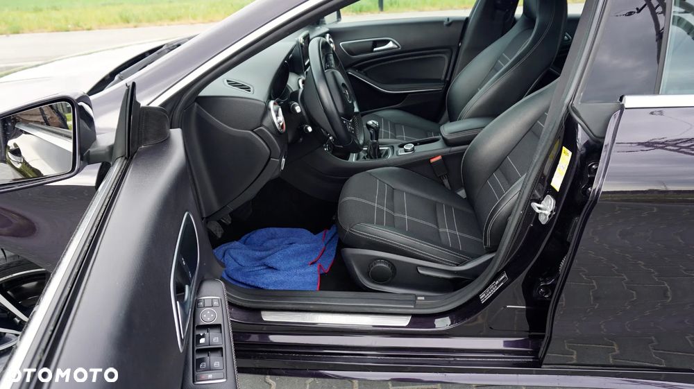 Mercedes-Benz CLA 180 AMG Line - 9