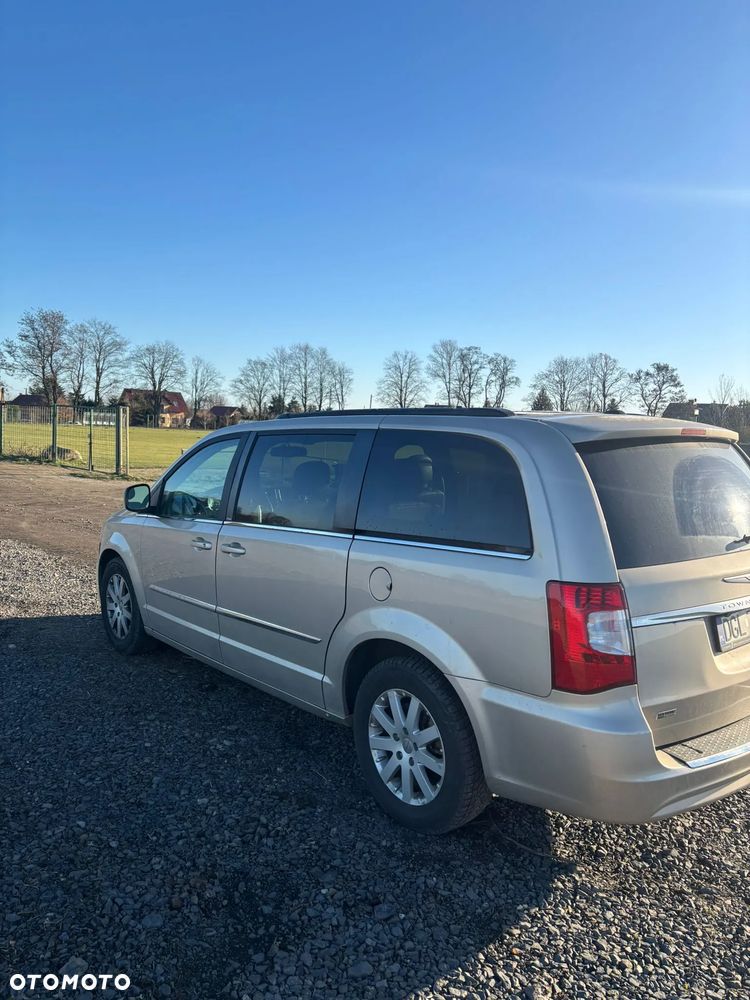 Chrysler Town & Country - 3