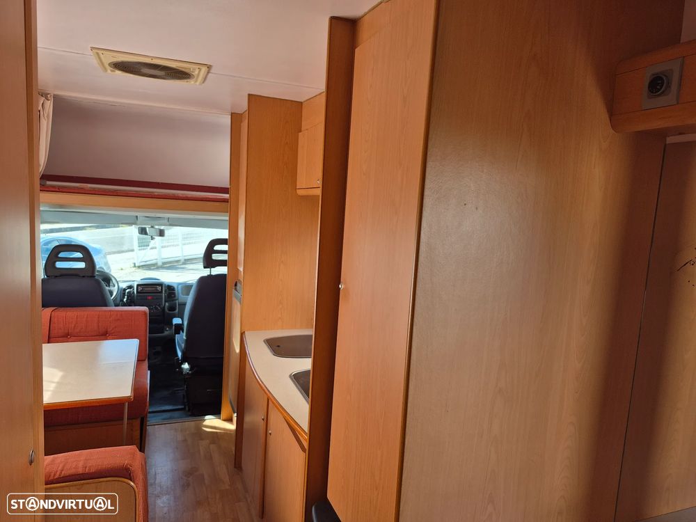 Sky Capuchine FIAT DUCATO 2.8 JTD  - SKY - 7 LUGARES - 6 DORMIDAS - 42