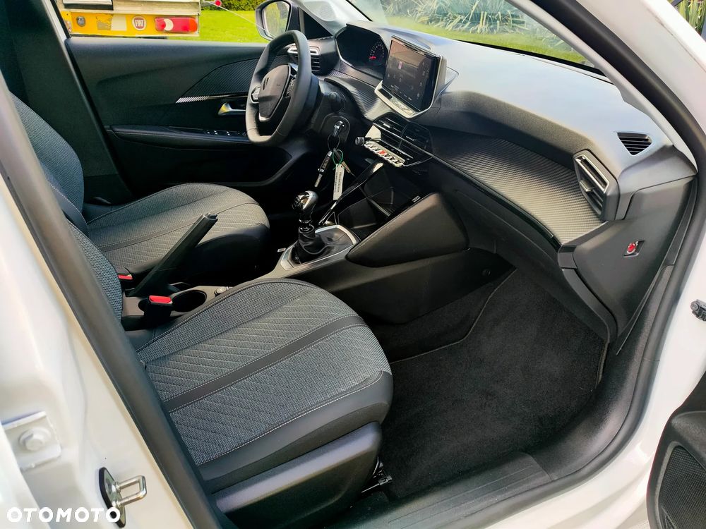 Peugeot 208 - 8