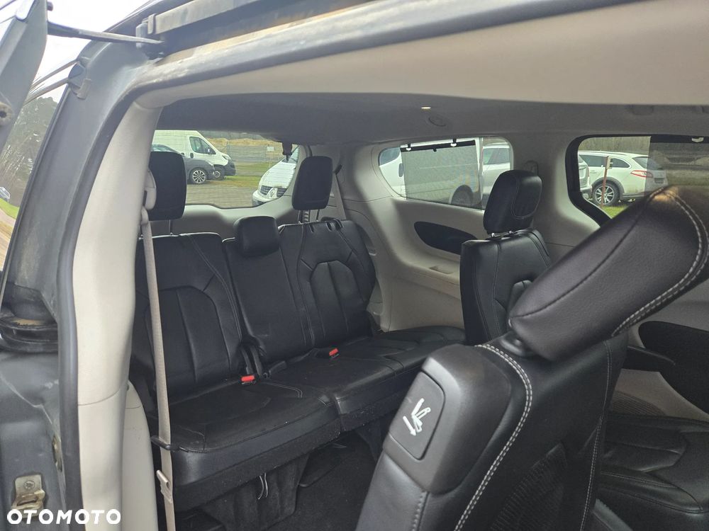 Chrysler Pacifica - 17
