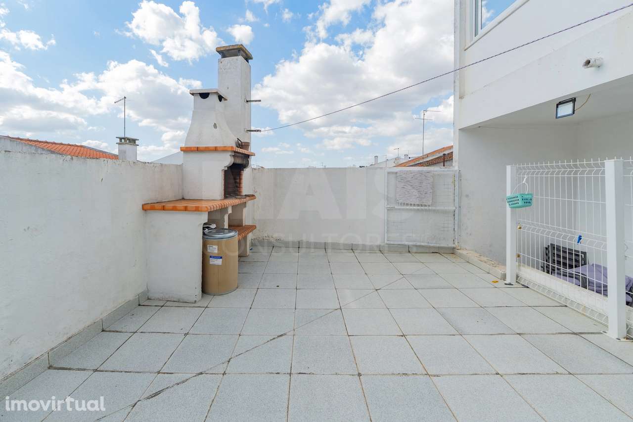 T2 num 1º andar com terraço e churrasqueira no centro de Salvaterra... - Grande imagem: 2/20