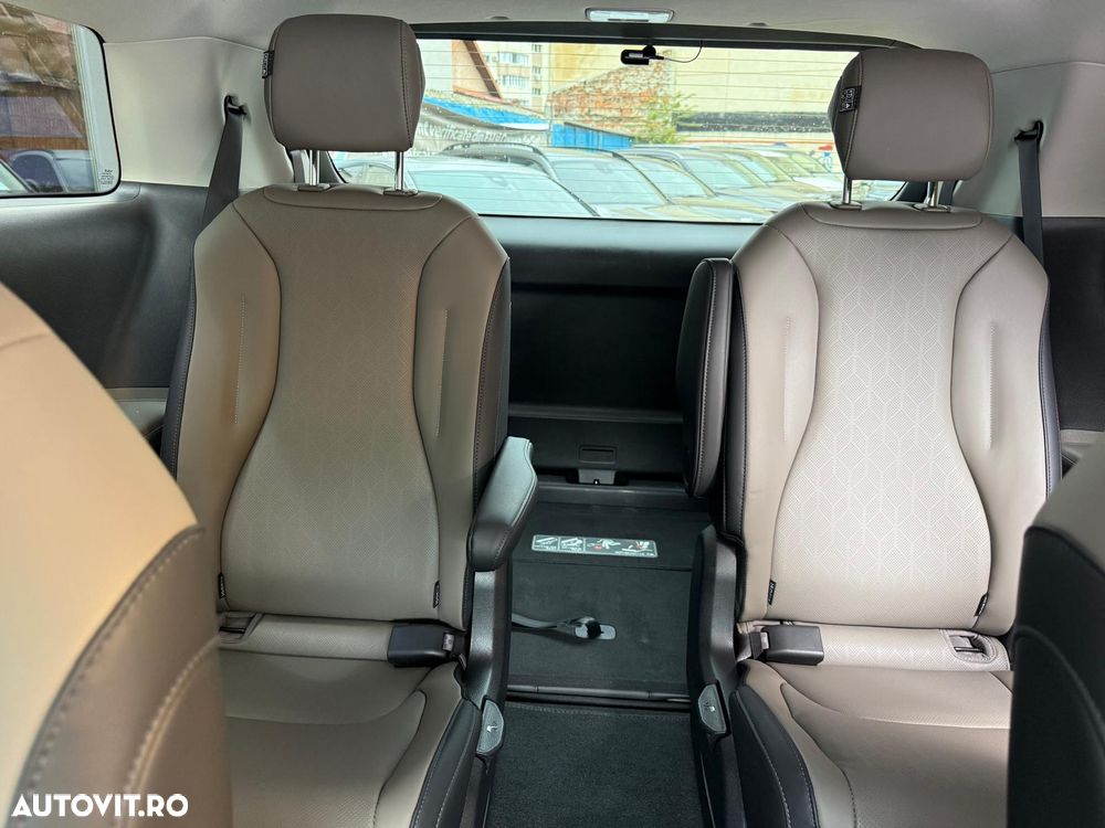 Kia Carnival - 11