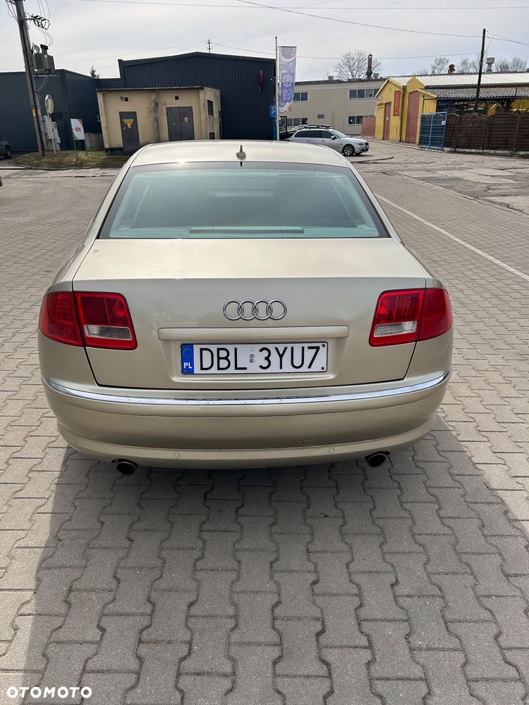 Audi A8 4.2 L Quattro - 4